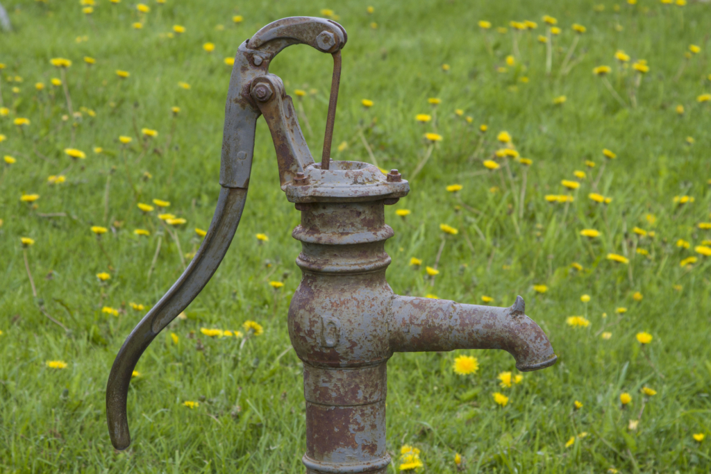 Alte Schwengelpumpe im Garten